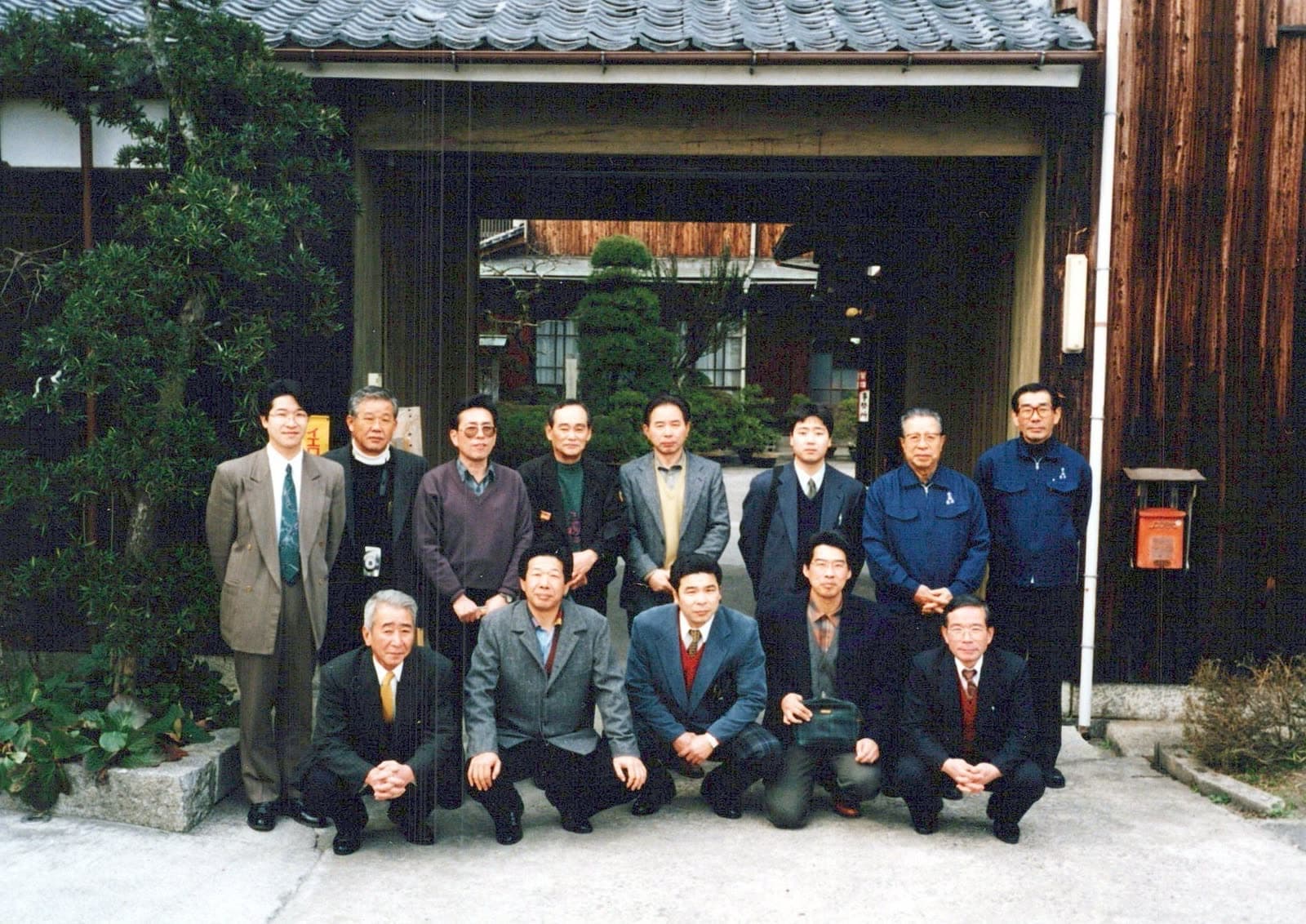 研修旅行で訪れた門の前での写真