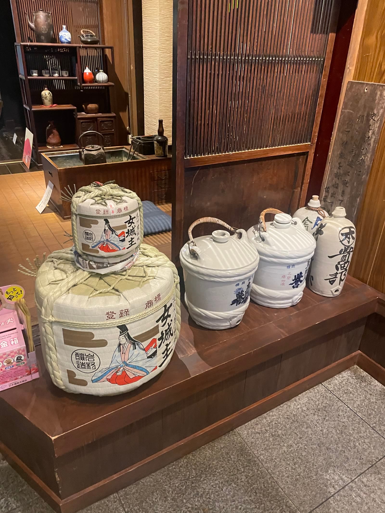 蔵の内部に並ぶ樽