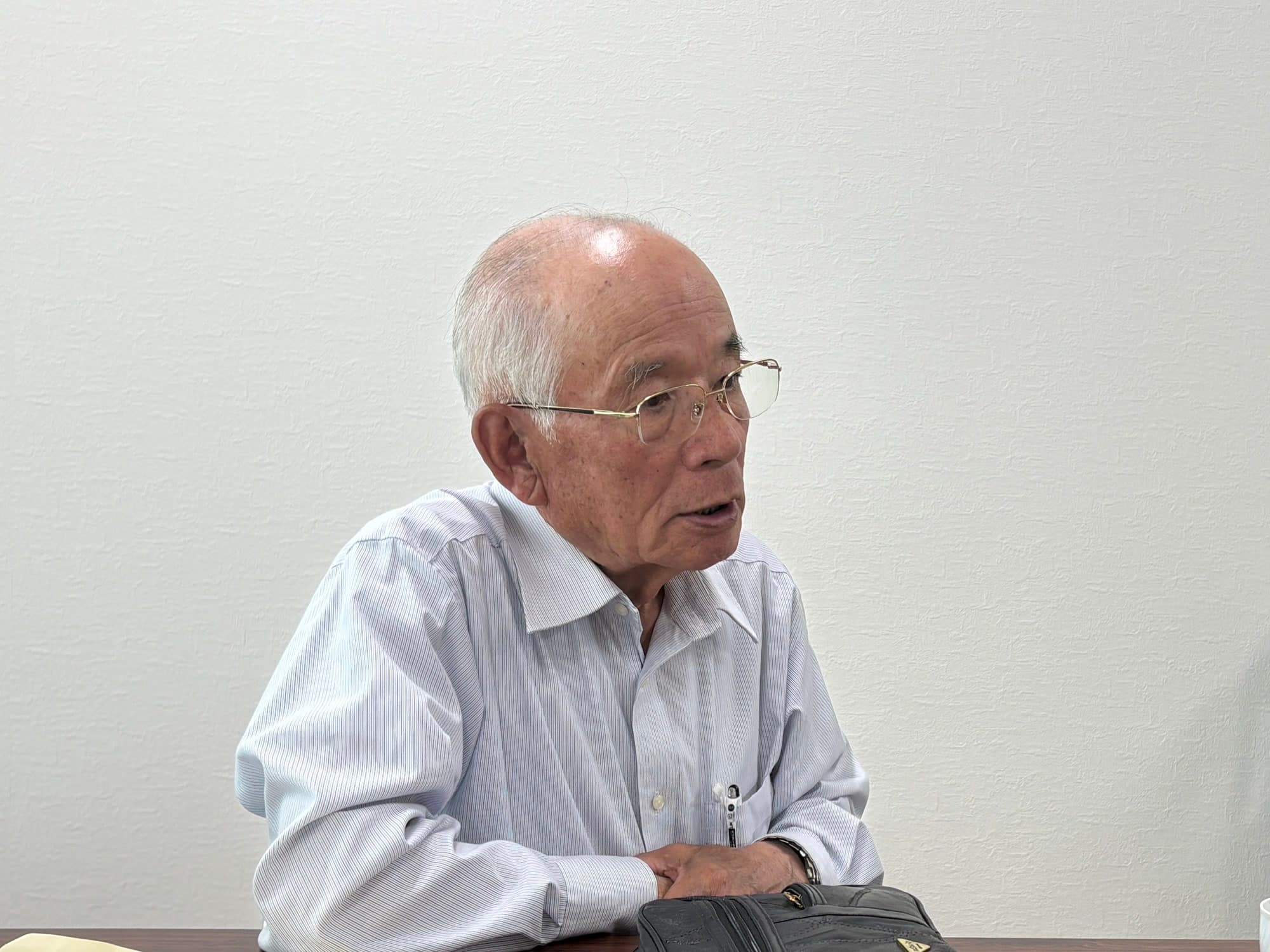 机に向かい、当時の酒造りについて話す森口隆夫氏
